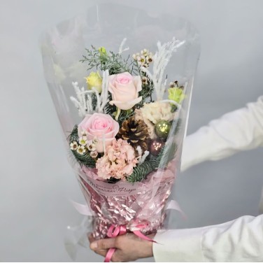 Зимнее утро композиция из роз и елки