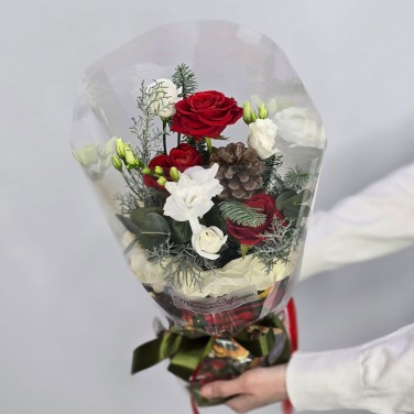 Утро рождества зимняя композиция с хвоей