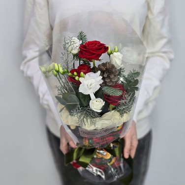 Утро рождества зимняя композиция с хвоей