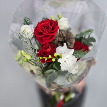 Утро рождества зимняя композиция с хвоей