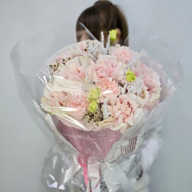 Торжество зимы букет французских роз и лизиантуса