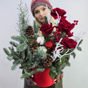 Морозное Волшебство с розами и хвоей в коробке с огнями