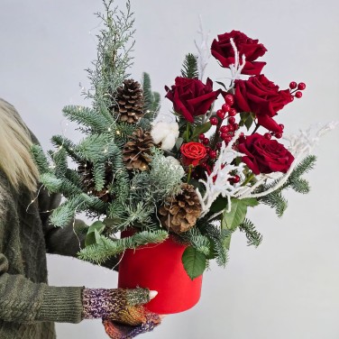 Морозное Волшебство с розами и хвоей в коробке с огнями