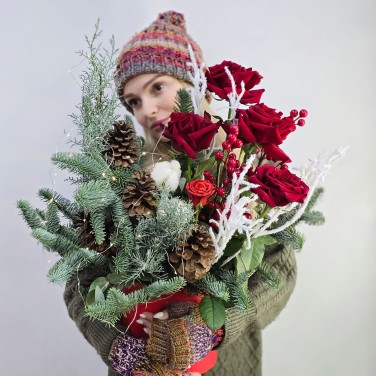 Морозное Волшебство с розами и хвоей в коробке с огнями