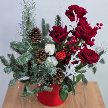 Морозное Волшебство с розами и хвоей в коробке с огнями