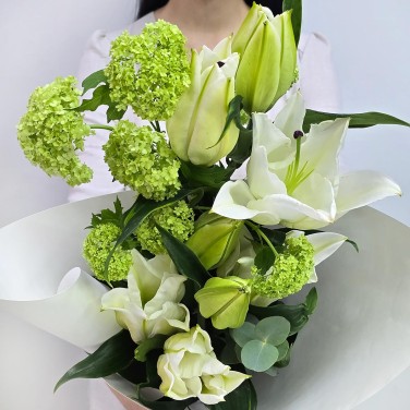 Благородство букет белых лилий
