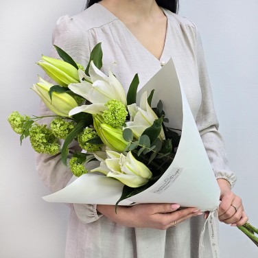 Благородство букет белых лилий