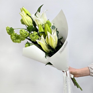 Благородство букет белых лилий