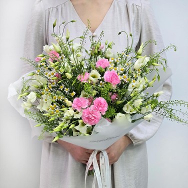 Летний букет из лизиантуса и гвоздик