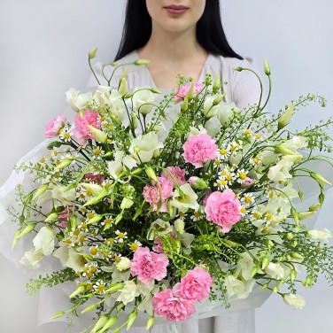 Летний букет из лизиантуса и гвоздик