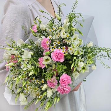 Летний букет из лизиантуса и гвоздик