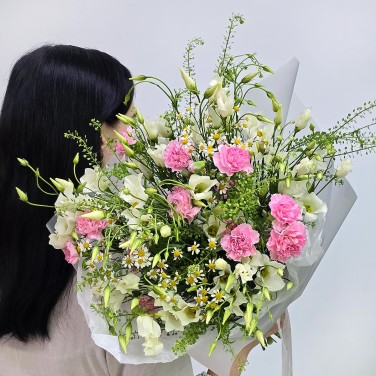 Летний букет из лизиантуса и гвоздик