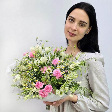 Летний букет из лизиантуса и гвоздик