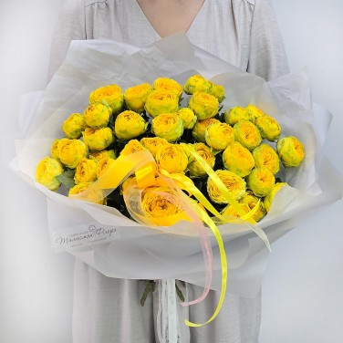 Солнечный букет пионовидных роз