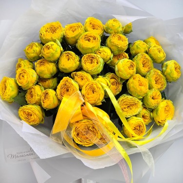 Солнечный букет пионовидных роз