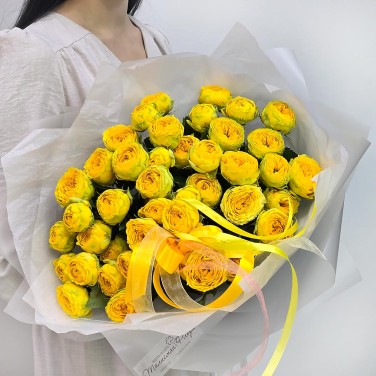 Солнечный букет пионовидных роз