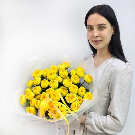 Солнечный букет пионовидных роз