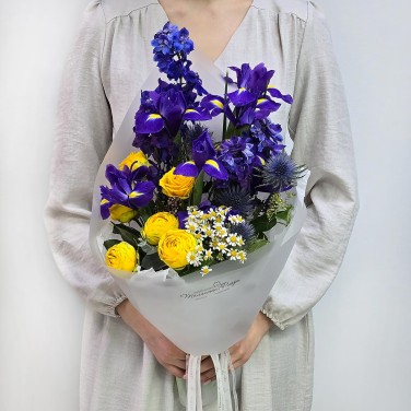 Ночная встреча букет ирисов и желтых роз