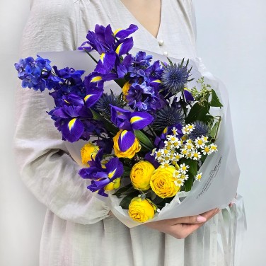 Ночная встреча букет ирисов и желтых роз