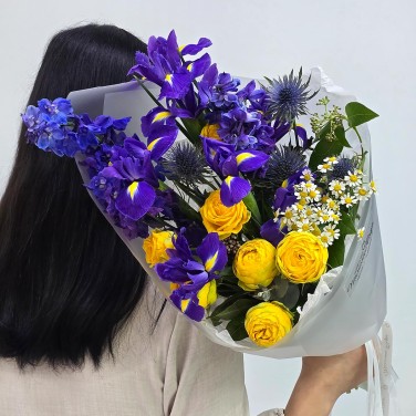 Ночная встреча букет ирисов и желтых роз