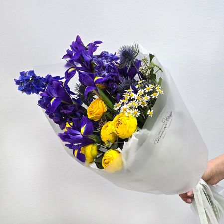 Ночная встреча букет ирисов и желтых роз