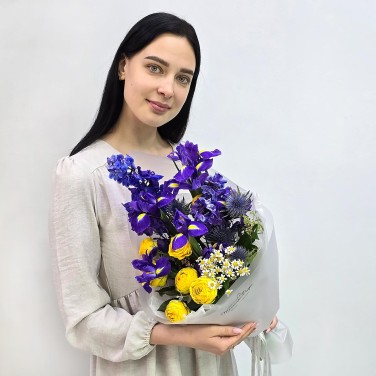 Ночная встреча букет ирисов и желтых роз