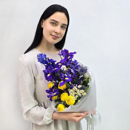 Ночная встреча букет ирисов и желтых роз