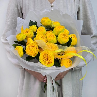 Каприз букет кустовых желтых пионовидных роз