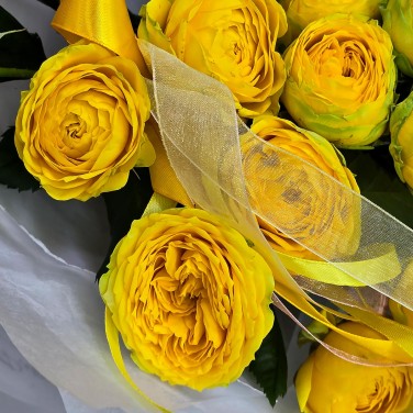 Каприз букет кустовых желтых пионовидных роз
