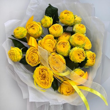 Каприз букет кустовых желтых пионовидных роз