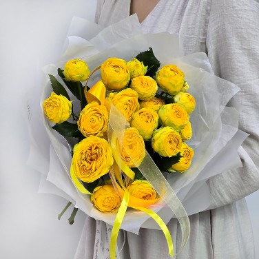 Каприз букет кустовых желтых пионовидных роз