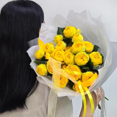 Каприз букет кустовых желтых пионовидных роз