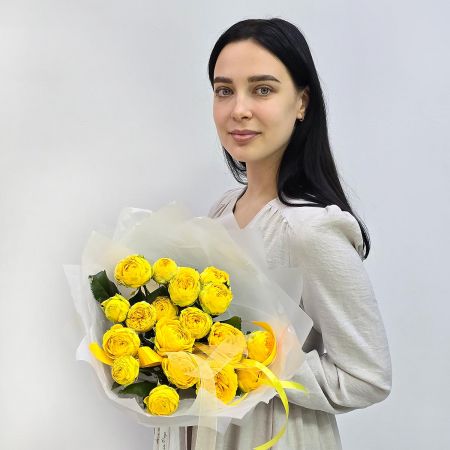Каприз букет кустовых желтых пионовидных роз