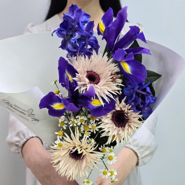 Вечерок букет из ирисов и гербер