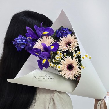 Вечерок букет из ирисов и гербер