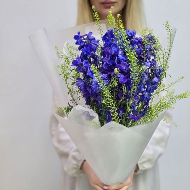 Синий букет дельфиниумов