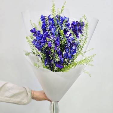 Синий букет дельфиниумов