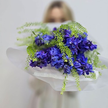 Синий букет дельфиниумов