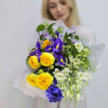 Счастливый день букет из ирисов и роз