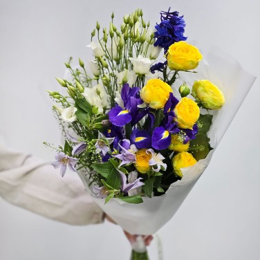 Счастливый день букет из ирисов и роз