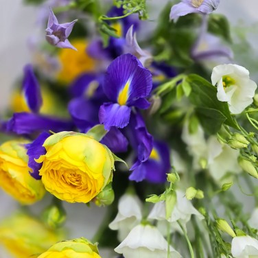 Счастливый день букет из ирисов и роз
