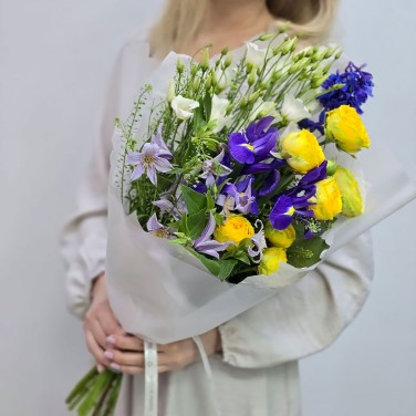 Счастливый день букет из ирисов и роз