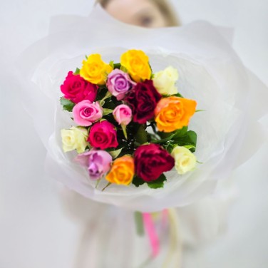 Букет разноцветных роз Кения 15 шт