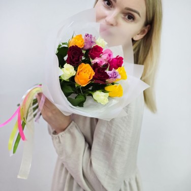 Букет разноцветных роз Кения 15 шт