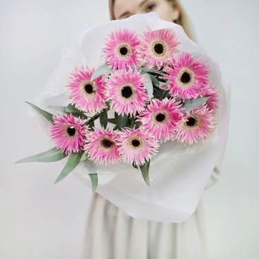 Розовость нежная букет гербер мини спайдер