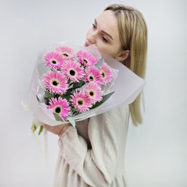 Розовость нежная букет гербер мини спайдер