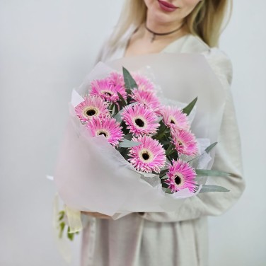 Розовость нежная букет гербер мини спайдер