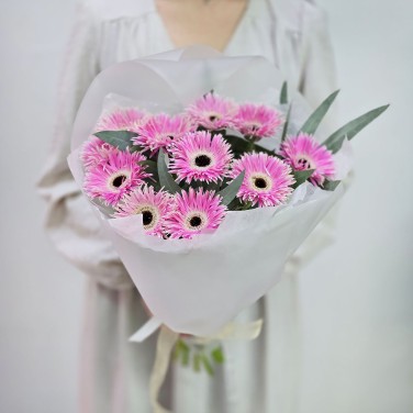 Розовость нежная букет гербер мини спайдер