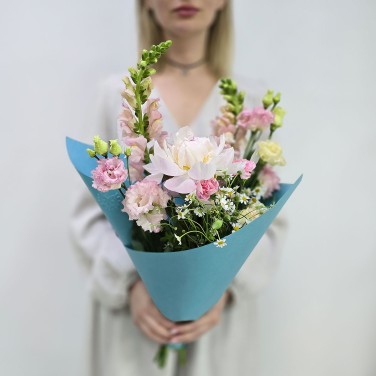 Авторский букет из леувенбека и пиона Счастье