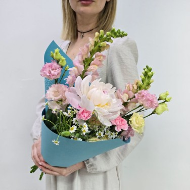 Авторский букет из леувенбека и пиона Счастье